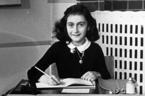 Mundo - Fundada em 1948, a CONIB – Confederação Israelita do Brasil é o órgão de representação e coordenação política da comunidade judaica brasileira. 
