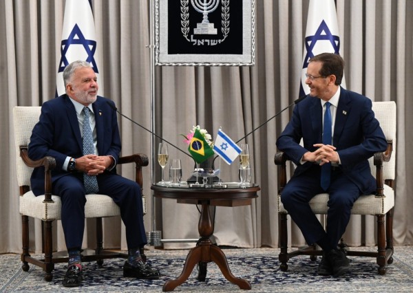 Mundo - Fundada em 1948, a CONIB – Confederação Israelita do Brasil é o órgão de representação e coordenação política da comunidade judaica brasileira. 