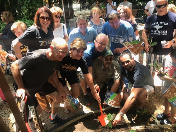 Judaicas - Fundada em 1948, a CONIB – Confederação Israelita do Brasil é o órgão de representação e coordenação política da comunidade judaica brasileira. 